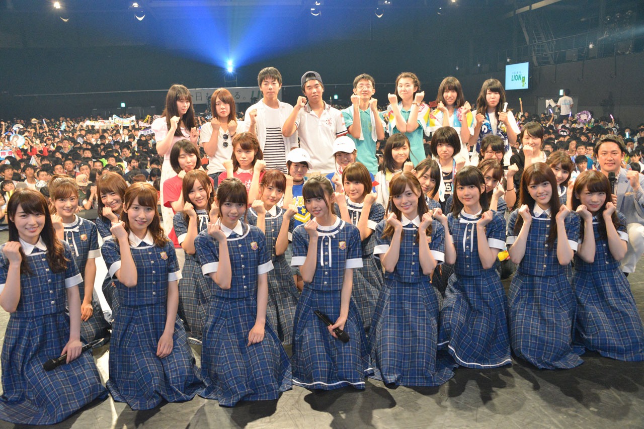 「ライオンスペシャル 第36回全国高等学校クイズ選手権 全国一斉大会」関東会場の参加者と乃木坂46。
