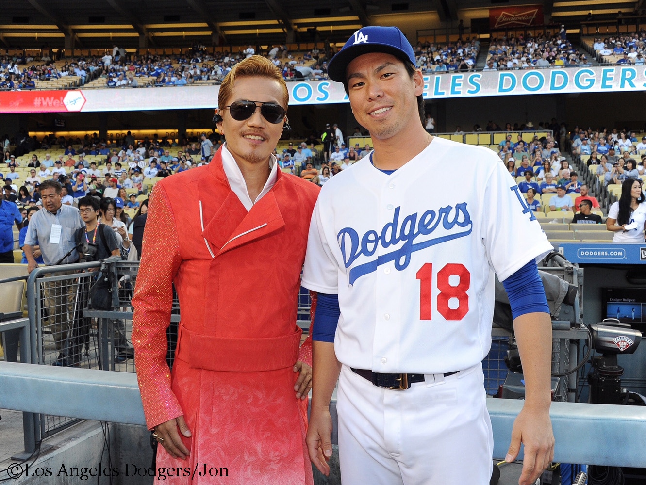 左からEXILE ATSUSHI、前田健太投手。
