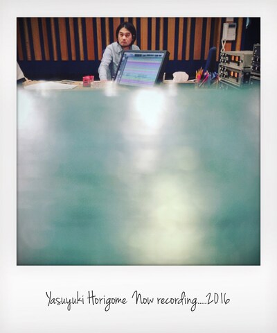アルバムレコーディング中の堀込泰行。（写真提供：日本コロムビア）