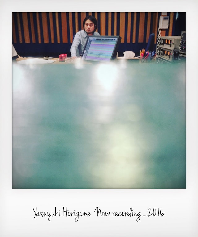 アルバムレコーディング中の堀込泰行。（写真提供：日本コロムビア）