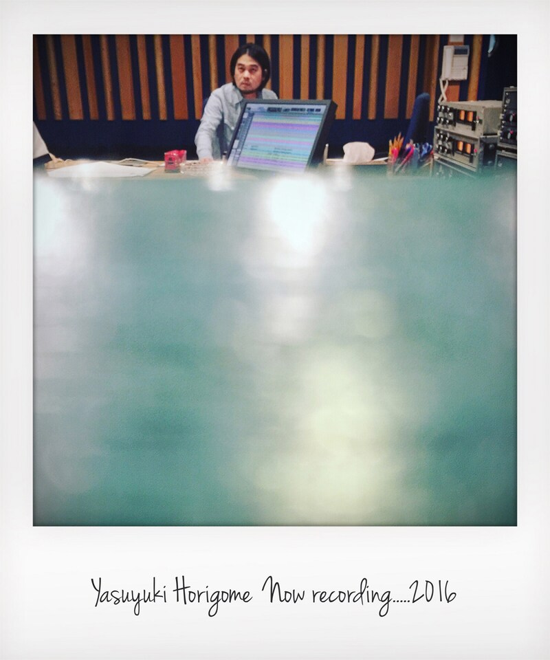 アルバムレコーディング中の堀込泰行。（写真提供：日本コロムビア）