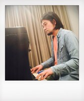 アルバムレコーディング中の堀込泰行。（写真提供：日本コロムビア）