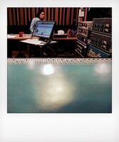 アルバムレコーディング中の堀込泰行。（写真提供：日本コロムビア）