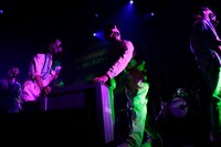 ガスマスクを装着し、ボックスを運び入れるサポートメンバー。（撮影：竹谷さくら）