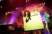 ボックスから這い出て歌う植田。（撮影：竹谷さくら）