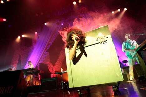 ボックスから這い出て歌う植田。（撮影：竹谷さくら）