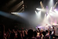 「植田真梨恵SPECIAL LIVE "PALPABLE! BUBBLE! LIVE! -SUMMER 2016-“」東京・赤坂BLITZ公演の様子。（撮影：竹谷さくら）