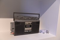 ラジカセと共に展示された“谷中テープ”。