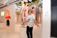 グループ展内覧会で会場を訪れたしりあがり寿。