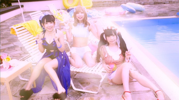 バンドじゃないもん！「夏のOh!バイブス」ミュージックビデオのワンシーン。