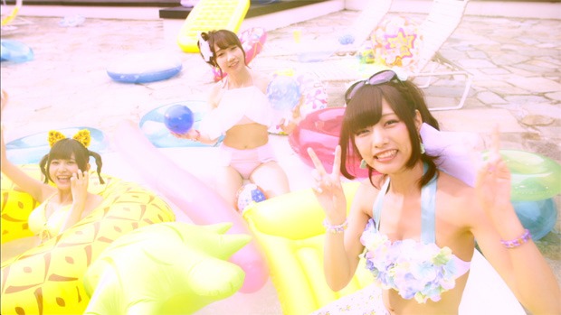バンドじゃないもん！「夏のOh!バイブス」ミュージックビデオのワンシーン。