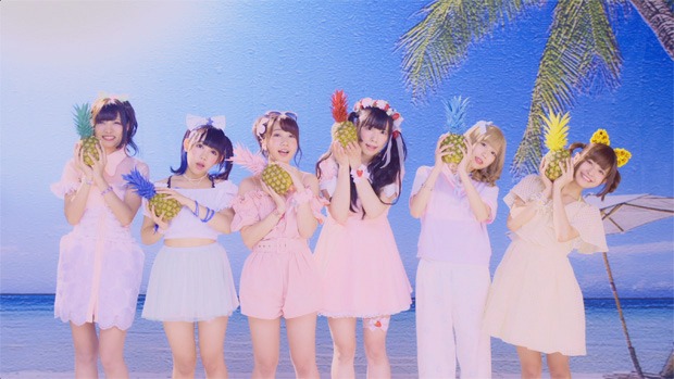 バンドじゃないもん！「夏のOh!バイブス」ミュージックビデオのワンシーン。