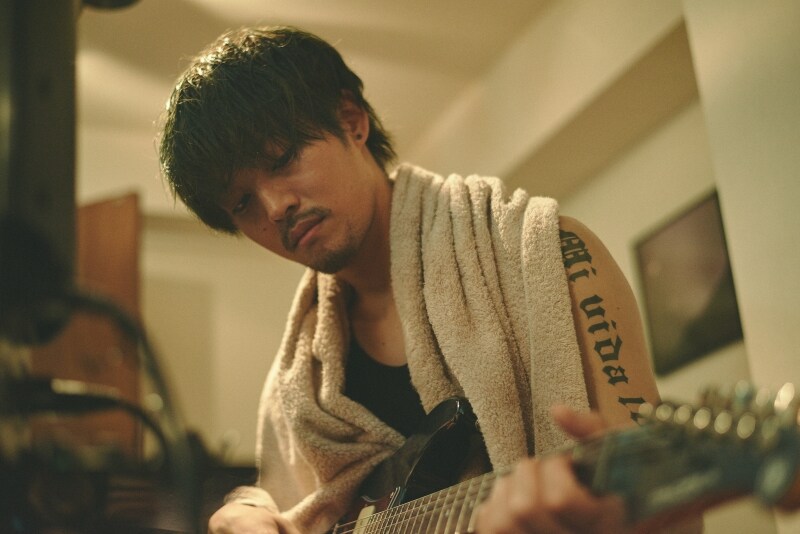 松坂桃李演じるジン。