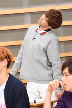 体を動かしながらクイズの答えを考えるユーキ。