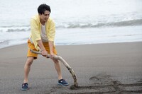 砂浜に大きく「8号車」と書くユースケ。