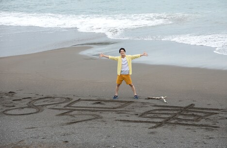 砂浜に大きく「8号車」と書いたユースケ。