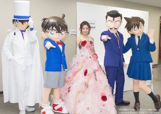 「『名探偵コナン』コンサート」に出演した倉木麻衣（中央）。 (c)青山剛昌 / 小学館・読売テレビ・TMS 1996 (c)1997-2016 青山剛昌 / 名探偵コナン製作委員会