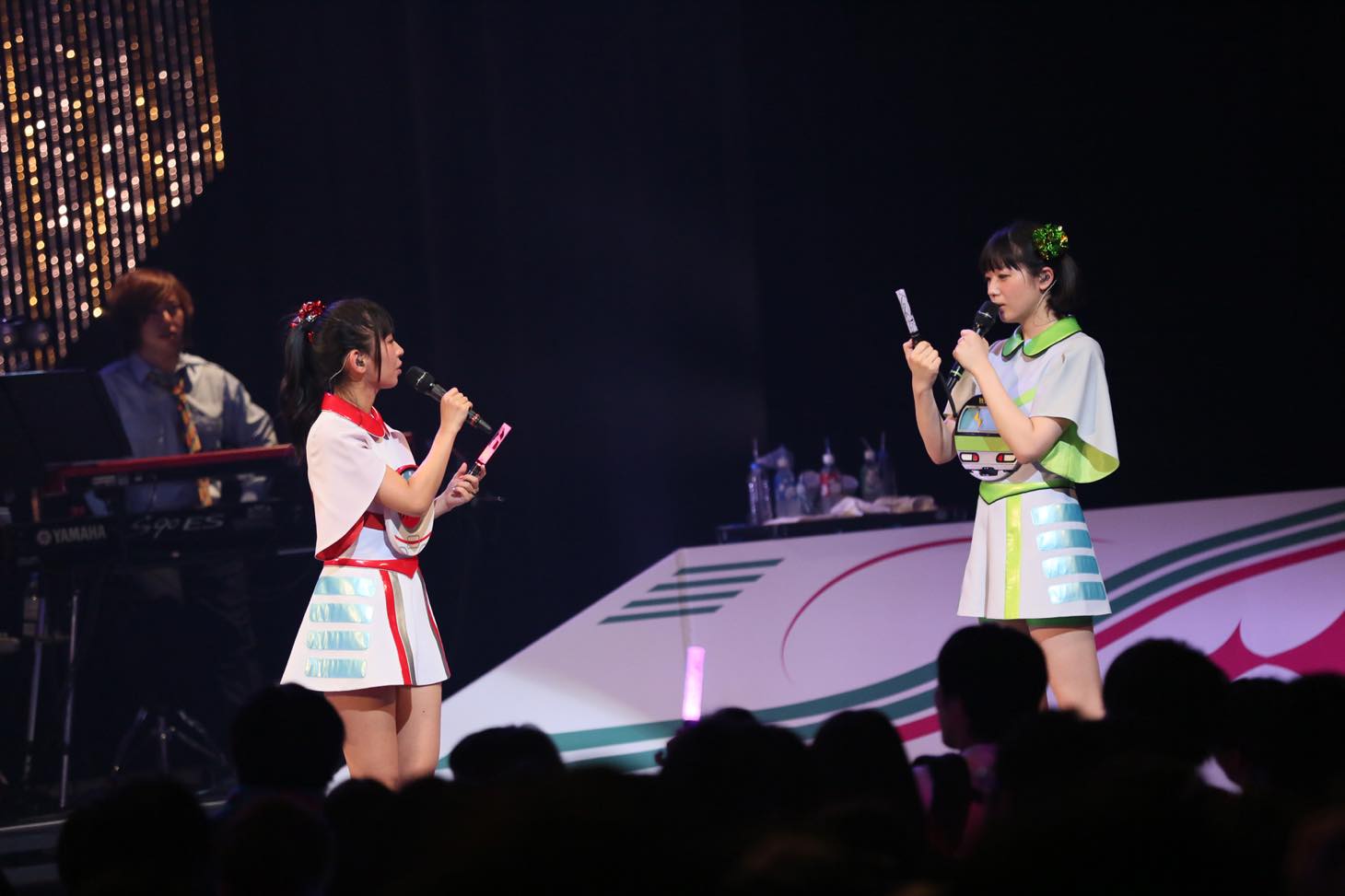 スチャダラパーにもらったペンライトについて語る古川未鈴（左）と夢眠ねむ（右）。（写真提供：ディアステージ）