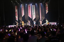 「はやぶさかがやきツアー2016」のポーズをキメるでんぱ組.inc。（写真提供：ディアステージ）