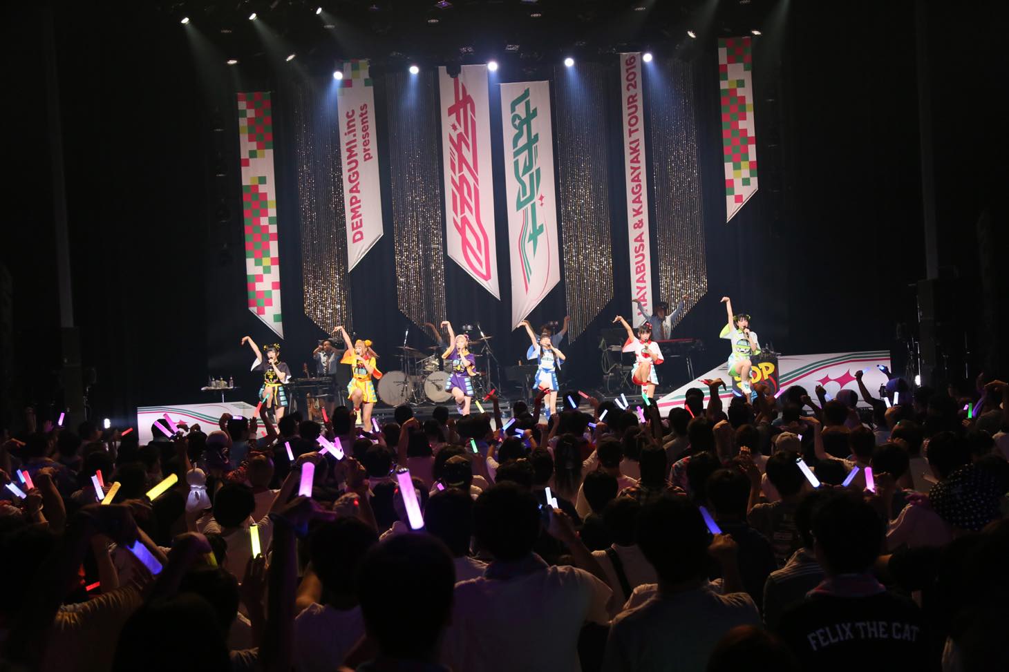 「はやぶさかがやきツアー2016」のポーズをキメるでんぱ組.inc。（写真提供：ディアステージ）