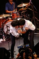 ステージに上げた男性ファンと「ファンタジックレディオ」を熱唱する石崎ひゅーい。（撮影：上飯坂一）