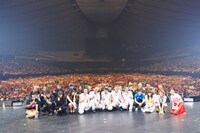 「日テレ×LIVE in SUMMER YOYOGI “スッキリ!! 10th Anniversary SUPER LIVEッス!!”」全出演者による記念撮影。（撮影：山内洋枝）