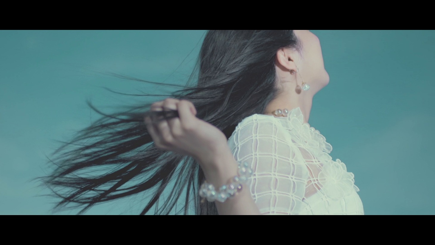 鈴木このみ「Love is MY RAIL」ミュージックビデオのワンシーン。