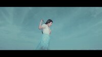 鈴木このみ「Love is MY RAIL」ミュージックビデオのワンシーン。