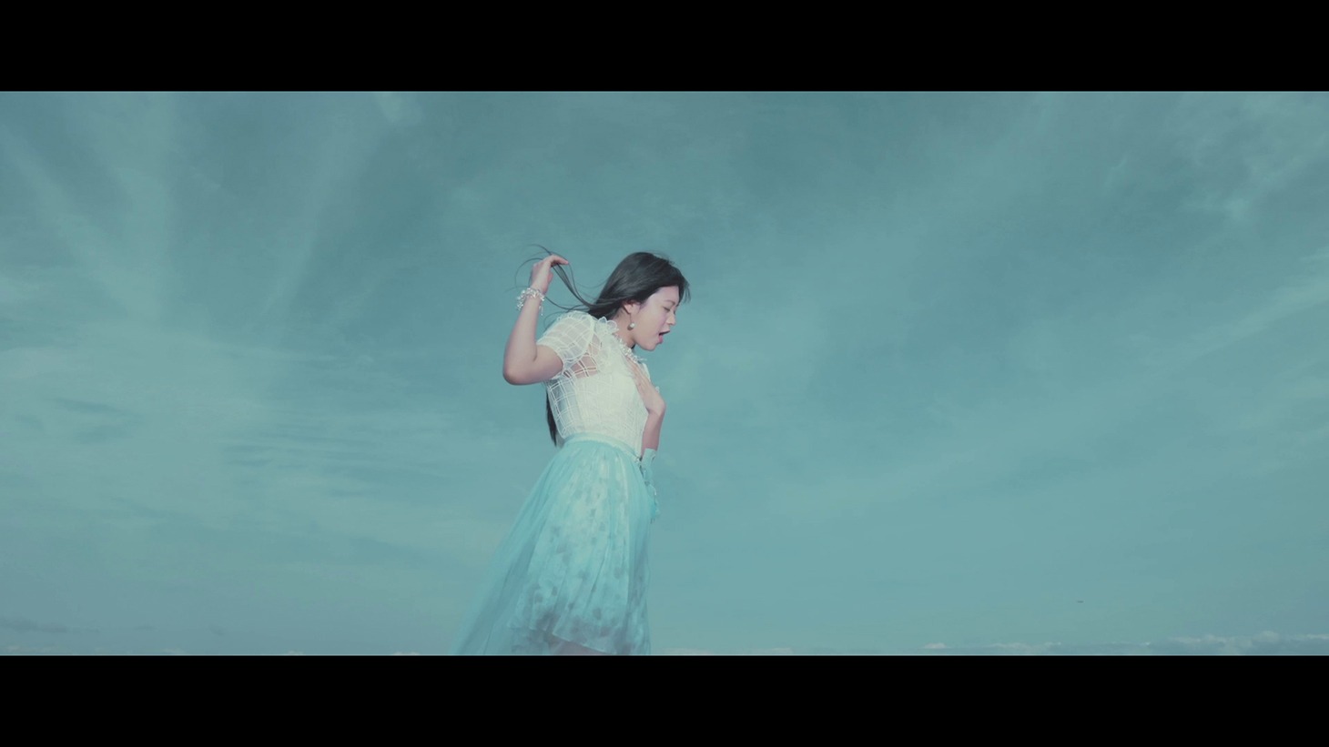 鈴木このみ「Love is MY RAIL」ミュージックビデオのワンシーン。