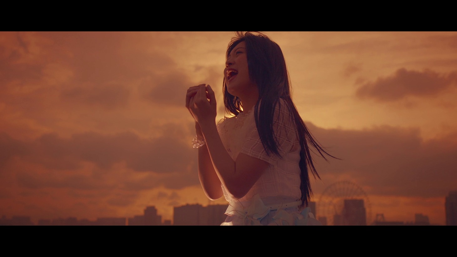 鈴木このみ「Love is MY RAIL」ミュージックビデオのワンシーン。