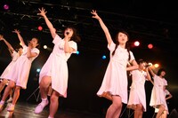 アイドルネッサンス 1stツアー「君の街まで訪ねるネッサンス!!」東京・新宿BLAZE公演の様子。