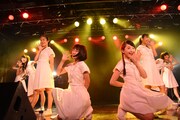 アイドルネッサンス 1stツアー「君の街まで訪ねるネッサンス!!」東京・新宿BLAZE公演の様子。