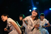 アイドルネッサンス 1stツアー「君の街まで訪ねるネッサンス!!」東京・新宿BLAZE公演の様子。