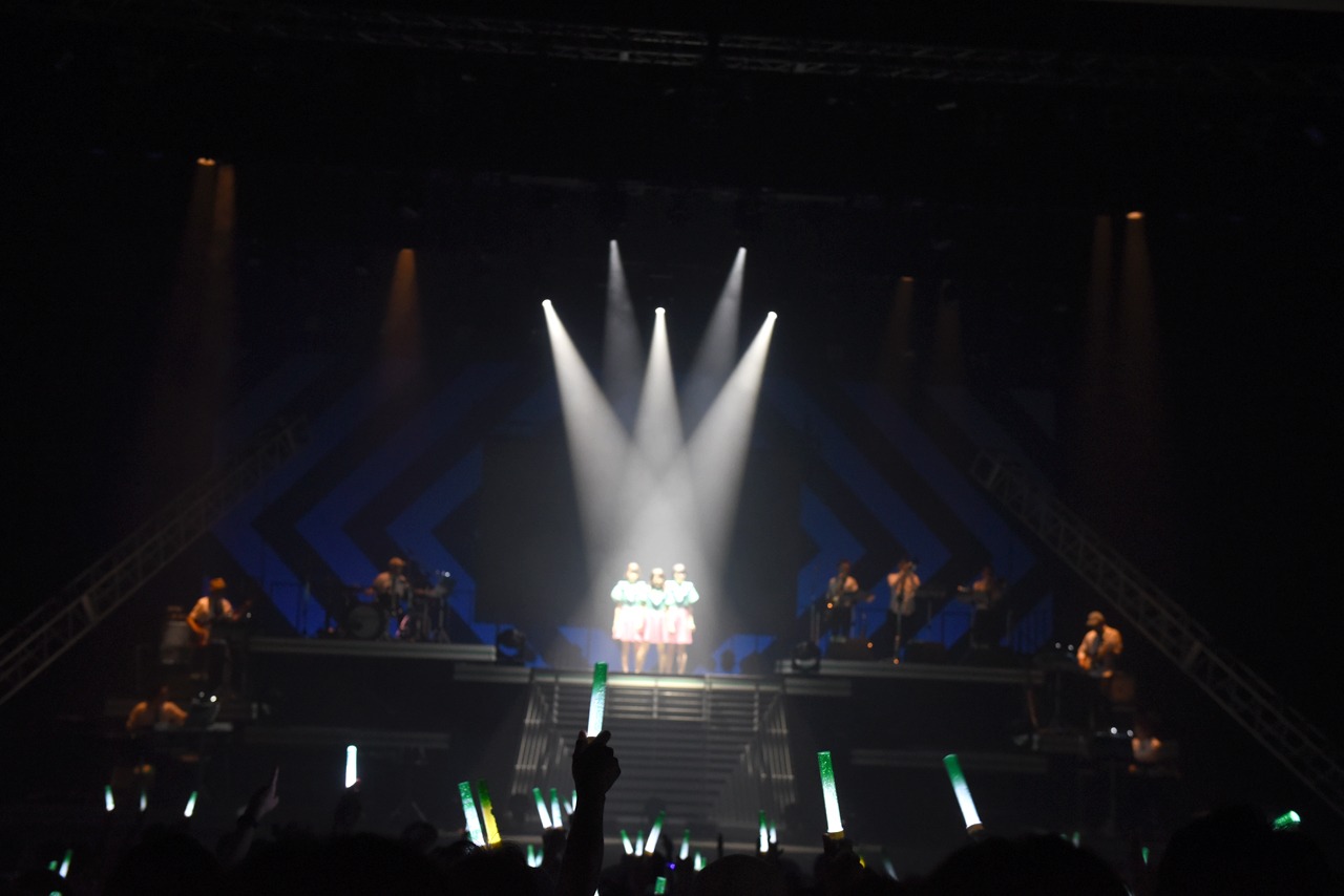 「Negicco 13th Anniversary『Road of Negiiiiii ～TADAIMA～ 2016 Summer at NHKホール』」の様子。