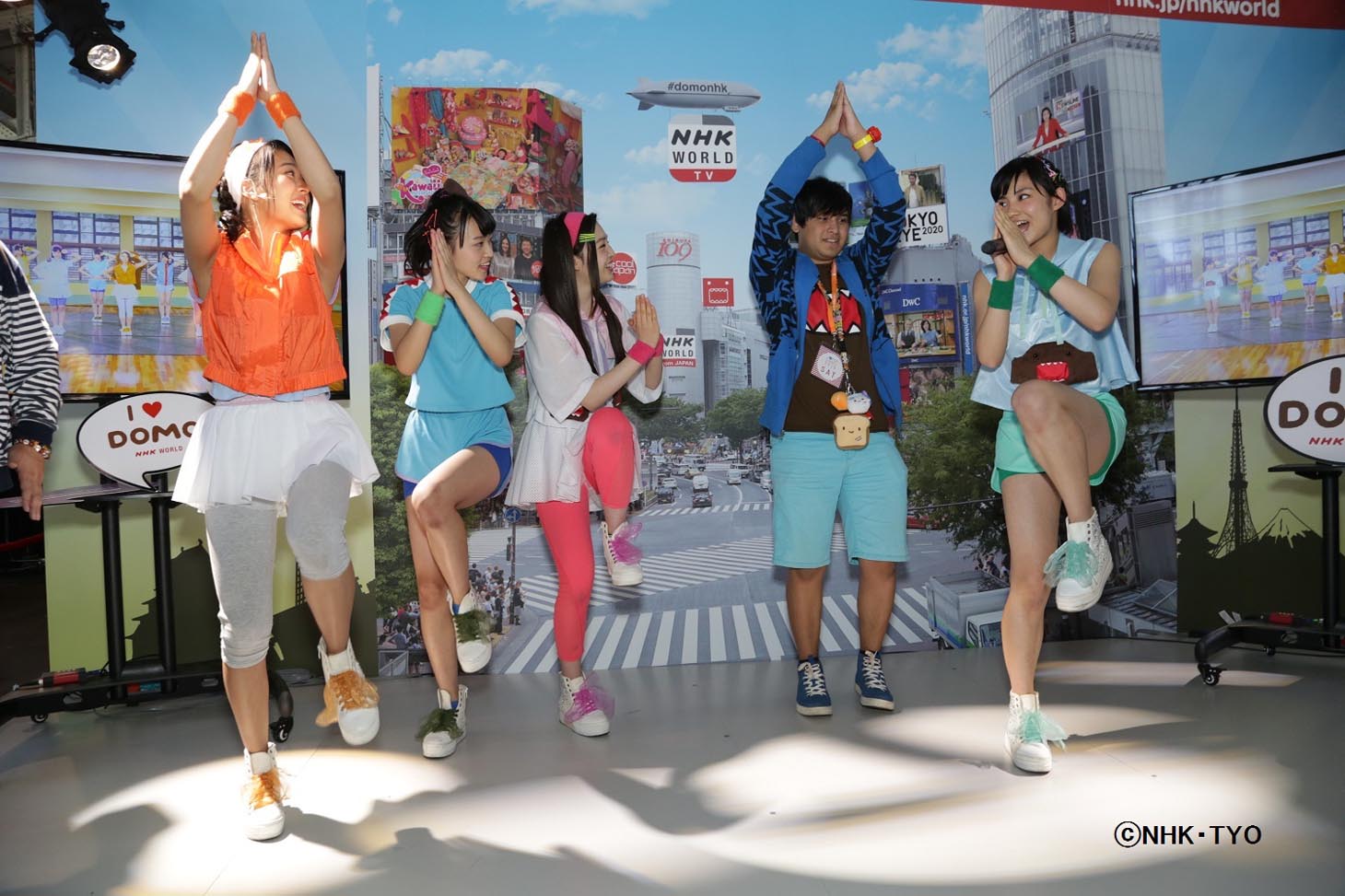 東京パフォーマンスどーもが会場に設置されたNHK-WORLDブースにて行った振付講座の様子。（写真提供：NHK-TYO）