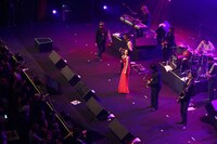 東京スカパラダイスオーケストラとマルシアの共演の様子。（写真提供：日本コロムビア）