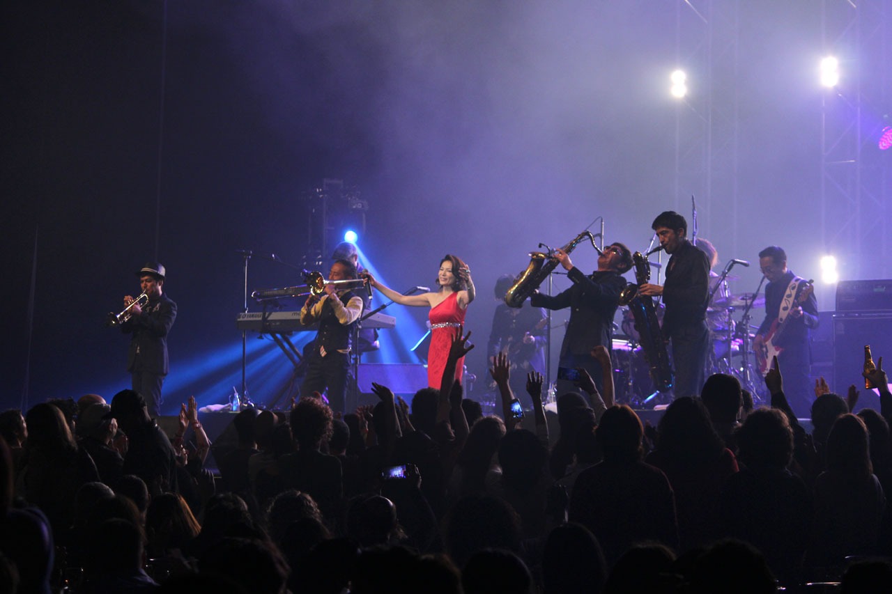 東京スカパラダイスオーケストラとマルシアの共演の様子。（写真提供：日本コロムビア）