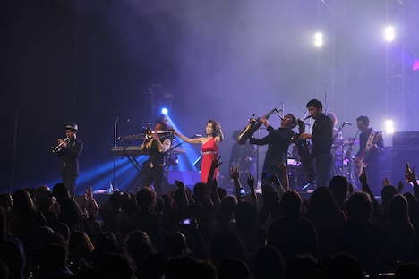 東京スカパラダイスオーケストラとマルシアの共演の様子。（写真提供：日本コロムビア）