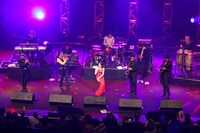 東京スカパラダイスオーケストラとマルシアの共演の様子。（写真提供：日本コロムビア）