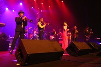 東京スカパラダイスオーケストラとマルシアの共演の様子。（写真提供：日本コロムビア）