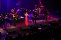 東京スカパラダイスオーケストラとマルシアの共演の様子。（写真提供：日本コロムビア）