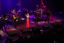 東京スカパラダイスオーケストラとマルシアの共演の様子。（写真提供：日本コロムビア）