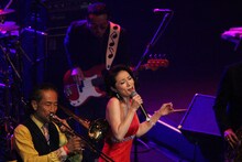 東京スカパラダイスオーケストラとマルシアの共演の様子。（写真提供：日本コロムビア）