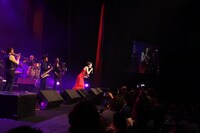 東京スカパラダイスオーケストラとマルシアの共演の様子。（写真提供：日本コロムビア）