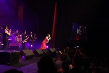 東京スカパラダイスオーケストラとマルシアの共演の様子。（写真提供：日本コロムビア）