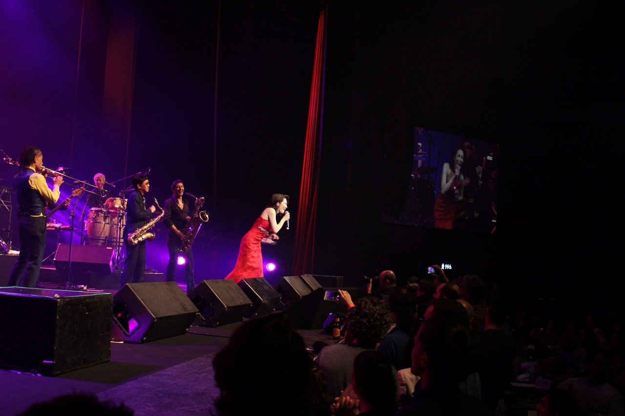 東京スカパラダイスオーケストラとマルシアの共演の様子。（写真提供：日本コロムビア）