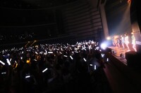 相沢梨紗の誕生日を祝うべくフロアは白のサイリウム一色に。（写真提供：ディアステージ）