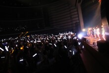 相沢梨紗の誕生日を祝うべくフロアは白のサイリウム一色に。（写真提供：ディアステージ）