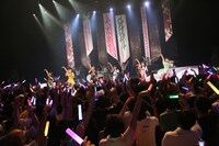 「はやぶさかがやきツアー2016」のポーズをキメるでんぱ組.inc（写真提供：ディアステージ）