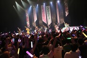 「はやぶさかがやきツアー2016」のポーズをキメるでんぱ組.inc(写真提供:ディアステージ)